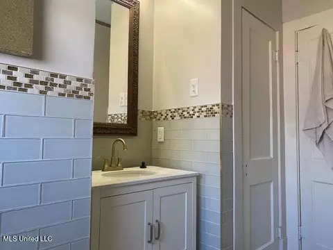 Bath - 704 Maple St, Natchez, MS 39120 photo 1 of 2