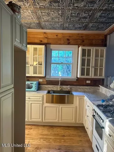 Kitchen - 704 Maple St, Natchez, MS 39120 photo 4 of 4