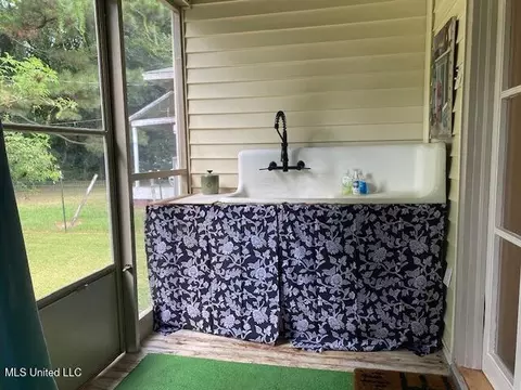 Exterior - 704 Maple St, Natchez, MS 39120 photo 3 of 4