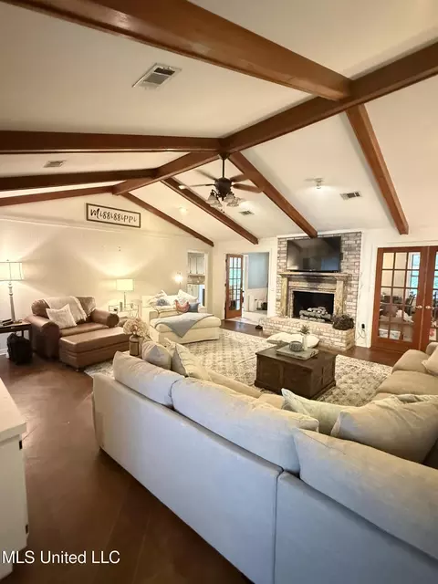 Living - 163 Deer Run, Magee, MS 39111 photo 4 of 7