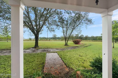Exterior - 1227 SE Lambert Ln, Brookhaven, MS 39601 photo 7 of 11