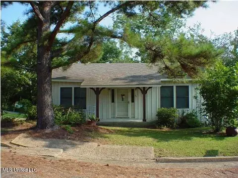 101 NE 3rd St, Magee, MS 39111