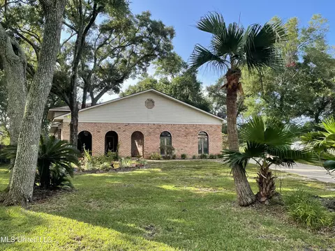 2524 Greenview Dr, Gulfport, MS 39507