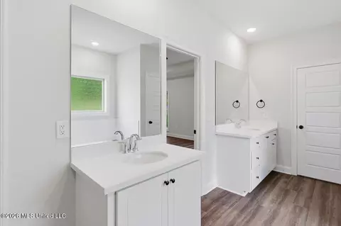 Bath - 406 Hyde Park Cv, Brandon, MS 39042 photo 1 of 3