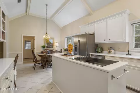 Kitchen - 279 Bayview Dr, Madison, MS 39110 photo 2 of 3