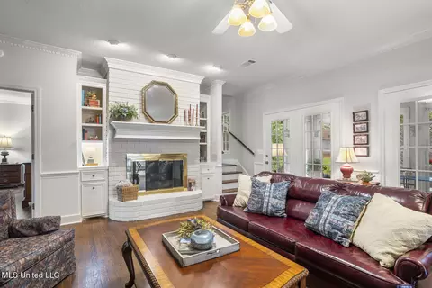 Living - 279 Bayview Dr, Madison, MS 39110 photo 2 of 4
