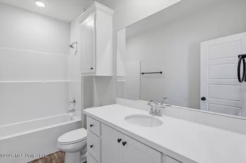 Bath - 408 Hyde Park Cv, Brandon, MS 39042 photo 2 of 2