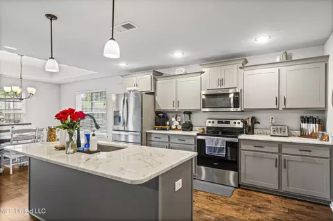 Kitchen - 155 Magnolia Heights Dr, Hernando, MS 38632 photo 2 of 3