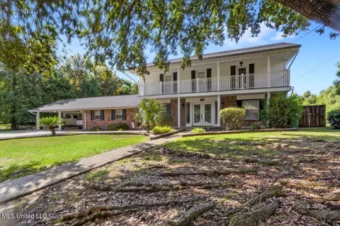 518 Sunset Dr, Bay Saint Louis, MS 39520