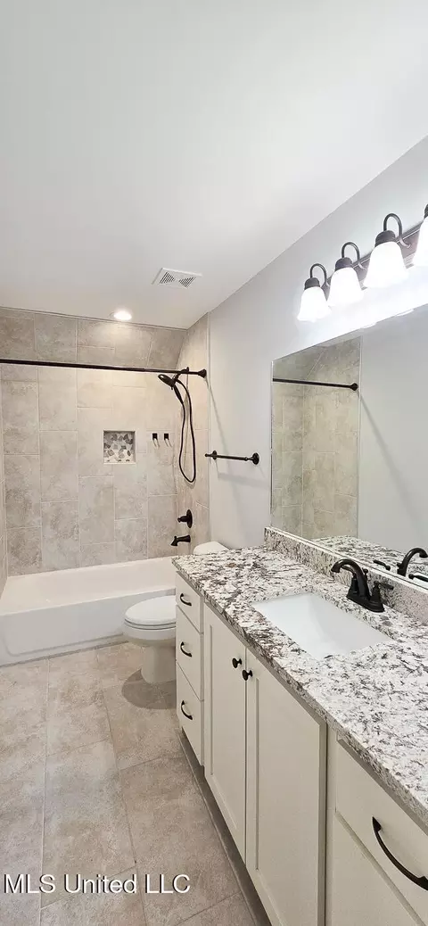 Bath - 2333 Jaxon Dr, Hernando, MS 38632 photo 3 of 3