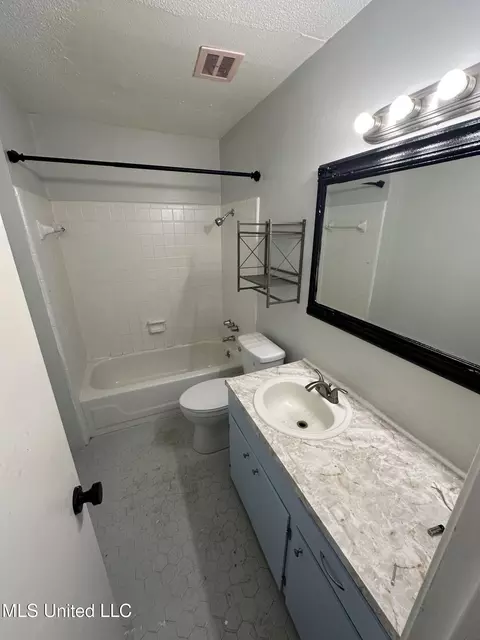 Bath - 70 Crossgates Dr, Brandon, MS 39042 photo 1 of 2