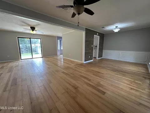Living - 70 Crossgates Dr, Brandon, MS 39042 photo 2 of 2