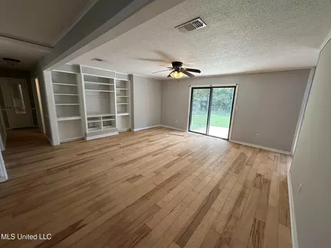 Living - 70 Crossgates Dr, Brandon, MS 39042 photo 1 of 2