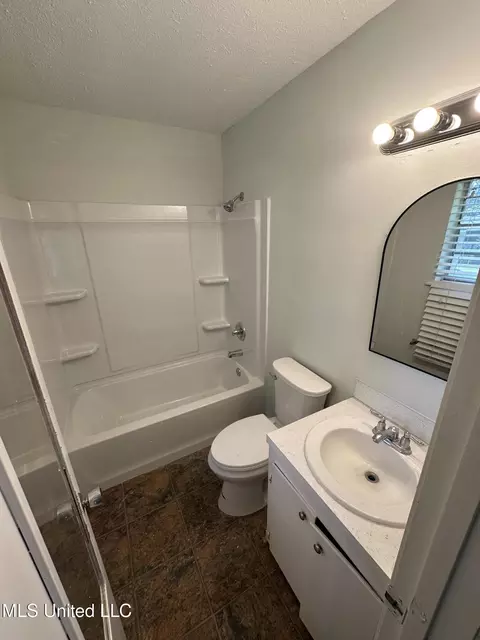 Bath - 70 Crossgates Dr, Brandon, MS 39042 photo 2 of 2