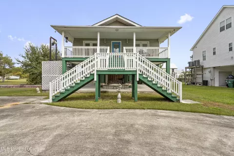 114 Favre St, Waveland, MS 39576