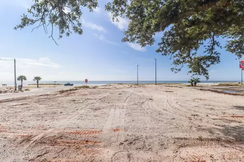 690 Beach Dr, Gulfport, MS 39507