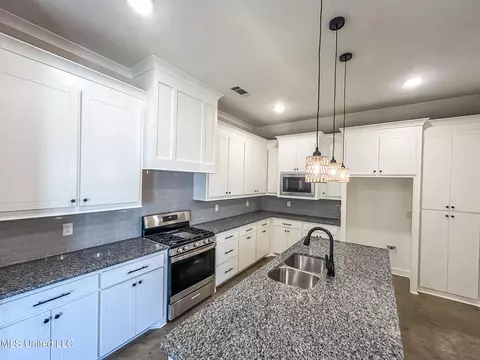 Kitchen - 949 Riverside Ln, Pearl, MS 39208 photo 2 of 2