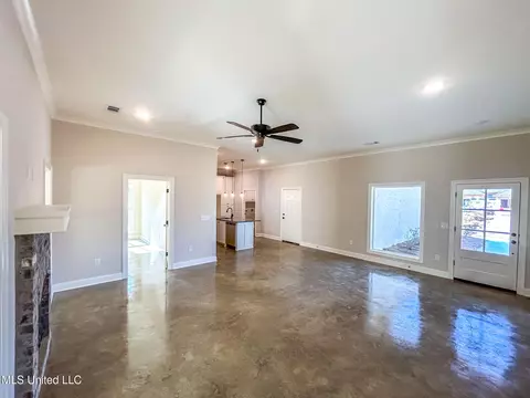 Living - 949 Riverside Ln, Pearl, MS 39208 photo 2 of 3