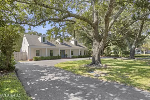 2 Nelson Ln, Pass Christian, MS 39571
