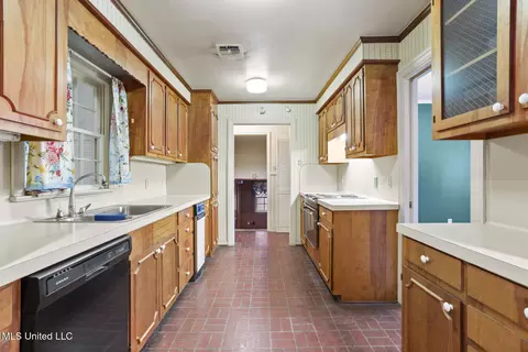 Kitchen - 213 S Park Dr, Jackson, MS 39211 photo 1 of 3