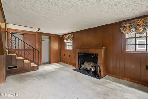 Living - 213 S Park Dr, Jackson, MS 39211 photo 3 of 4
