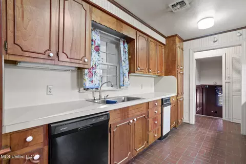 Kitchen - 213 S Park Dr, Jackson, MS 39211 photo 2 of 3