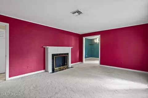 Living - 213 S Park Dr, Jackson, MS 39211 photo 2 of 4