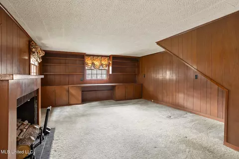 Living - 213 S Park Dr, Jackson, MS 39211 photo 4 of 4