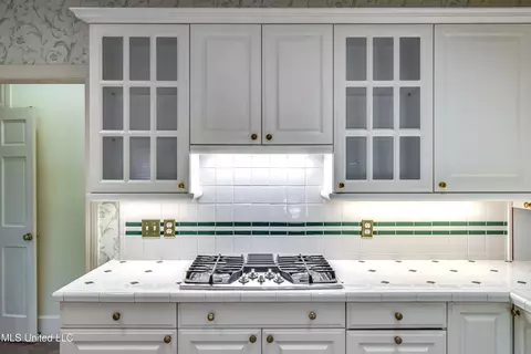 Kitchen - 11 S Crownpointe Dr, Jackson, MS 39211 photo 6 of 10