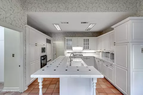Kitchen - 11 S Crownpointe Dr, Jackson, MS 39211 photo 4 of 10