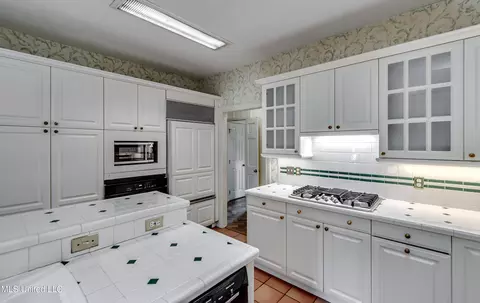 Kitchen - 11 S Crownpointe Dr, Jackson, MS 39211 photo 8 of 10