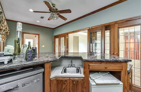 Kitchen - 11 S Crownpointe Dr, Jackson, MS 39211 photo 10 of 10