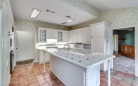 Kitchen - 11 S Crownpointe Dr, Jackson, MS 39211 photo 2 of 10