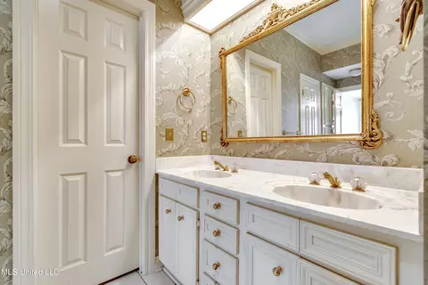 Bath - 11 S Crownpointe Dr, Jackson, MS 39211 photo 3 of 8