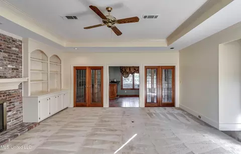 Living - 11 S Crownpointe Dr, Jackson, MS 39211 photo 4 of 4