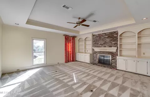 Living - 11 S Crownpointe Dr, Jackson, MS 39211 photo 1 of 4