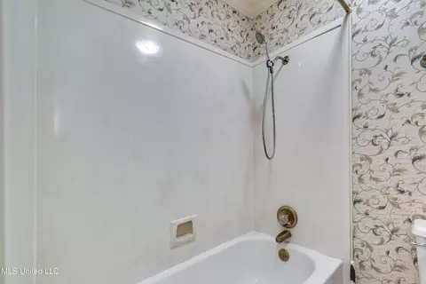 Bath - 11 S Crownpointe Dr, Jackson, MS 39211 photo 8 of 8