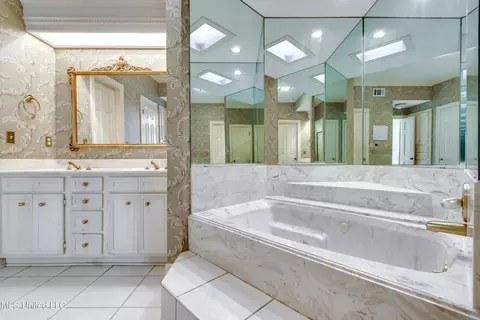 Bath - 11 S Crownpointe Dr, Jackson, MS 39211 photo 5 of 8