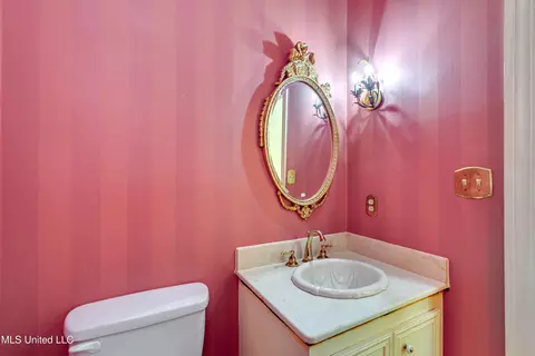 Bath - 11 S Crownpointe Dr, Jackson, MS 39211 photo 1 of 8