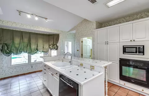 Kitchen - 11 S Crownpointe Dr, Jackson, MS 39211 photo 7 of 10