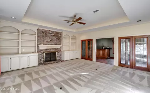 Living - 11 S Crownpointe Dr, Jackson, MS 39211 photo 2 of 4