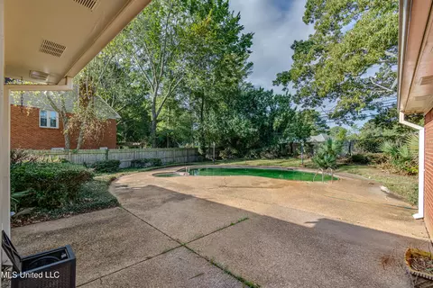 Exterior - 11 S Crownpointe Dr, Jackson, MS 39211 photo 10 of 13