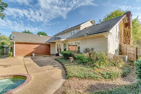 Exterior - 11 S Crownpointe Dr, Jackson, MS 39211 photo 5 of 13
