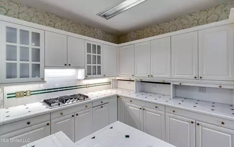 Kitchen - 11 S Crownpointe Dr, Jackson, MS 39211 photo 9 of 10