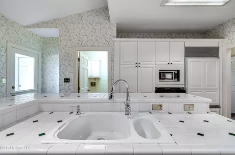Kitchen - 11 S Crownpointe Dr, Jackson, MS 39211 photo 5 of 10