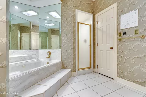 Bath - 11 S Crownpointe Dr, Jackson, MS 39211 photo 6 of 8