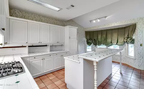 Kitchen - 11 S Crownpointe Dr, Jackson, MS 39211 photo 1 of 10