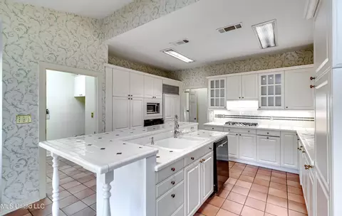 Kitchen - 11 S Crownpointe Dr, Jackson, MS 39211 photo 3 of 10
