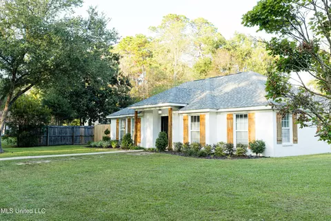 2000 Heron Ln, Gautier, MS 39553