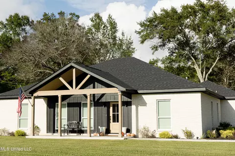 2000 Plover Ln, Gautier, MS 39553